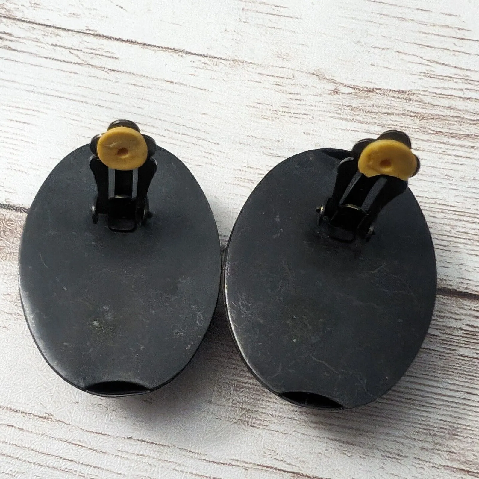 Vintage Clip On Earrings - Image 7