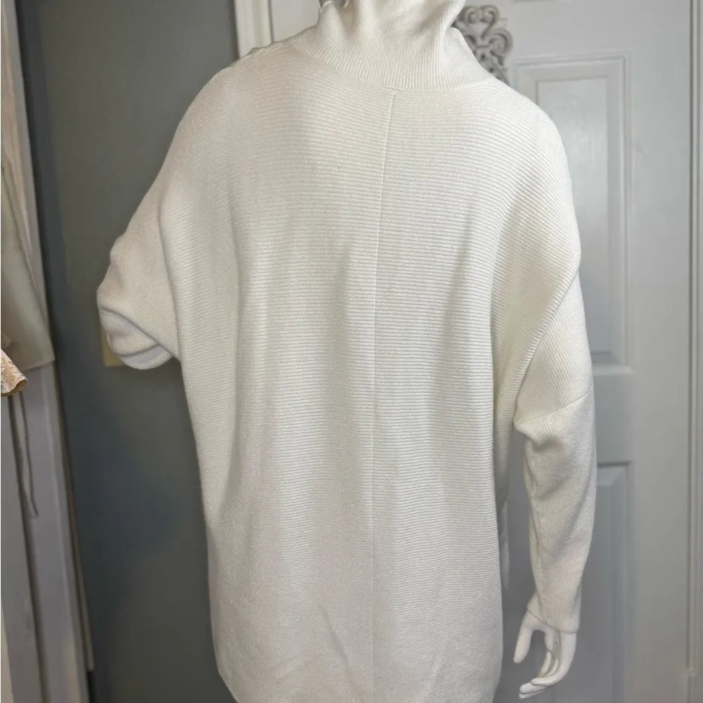 Curvy Cream Turtle neck sweater size extra small oversized. - Image 13