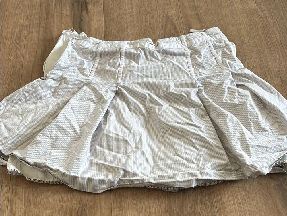 Elegant White Pleated Skirt Size 8 - Image 2