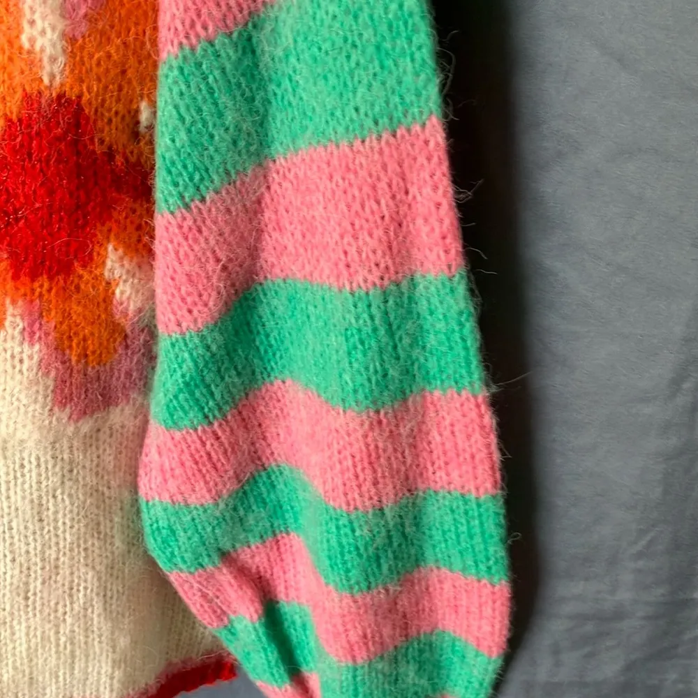 Gold & Silver: Pink & Green Crew Neck Floral Design Sweater - Image 5