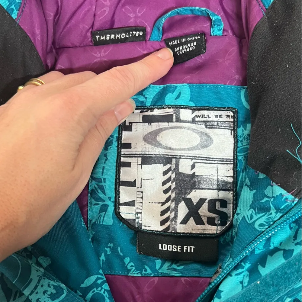 RARE Oakley turquoise and teal thermolite Snowboard Ski jacket women’s XS - Image 6