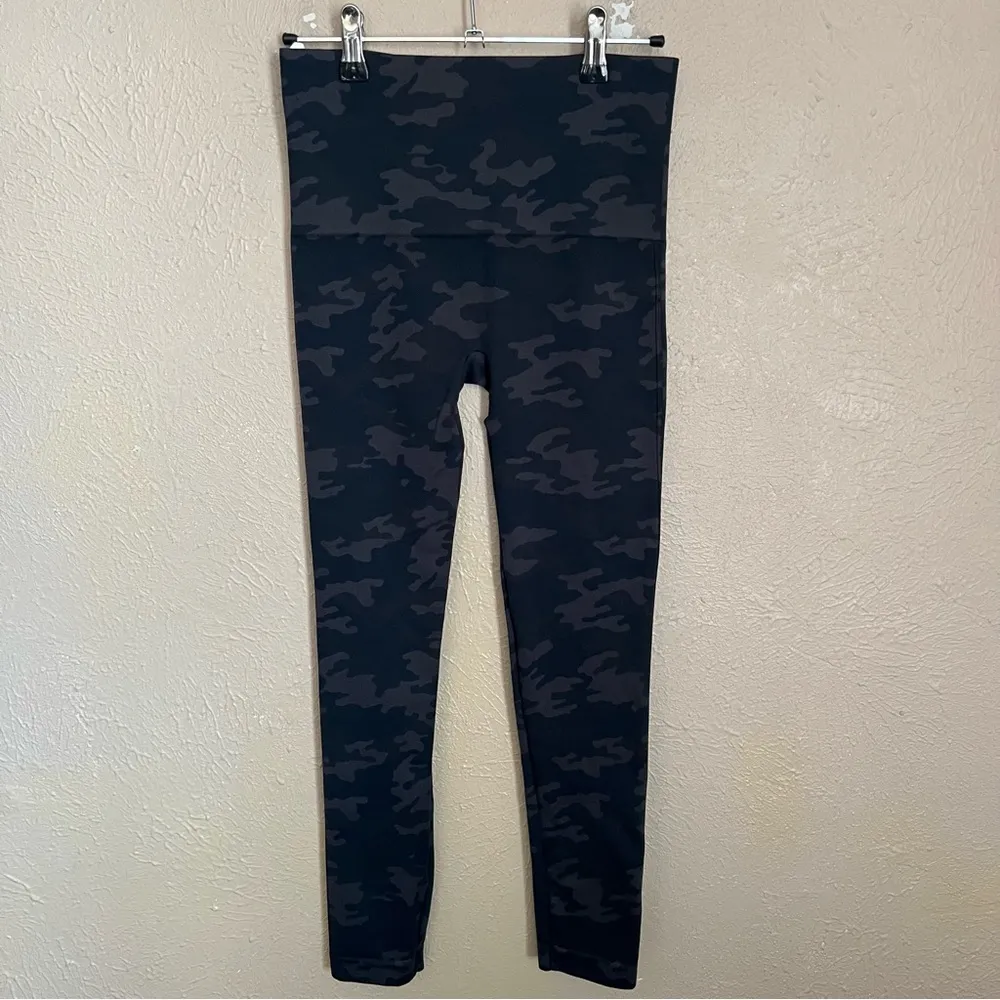 Spanx Look at Me Now Seamless Cropped Camo Leggings Medium - Image 5