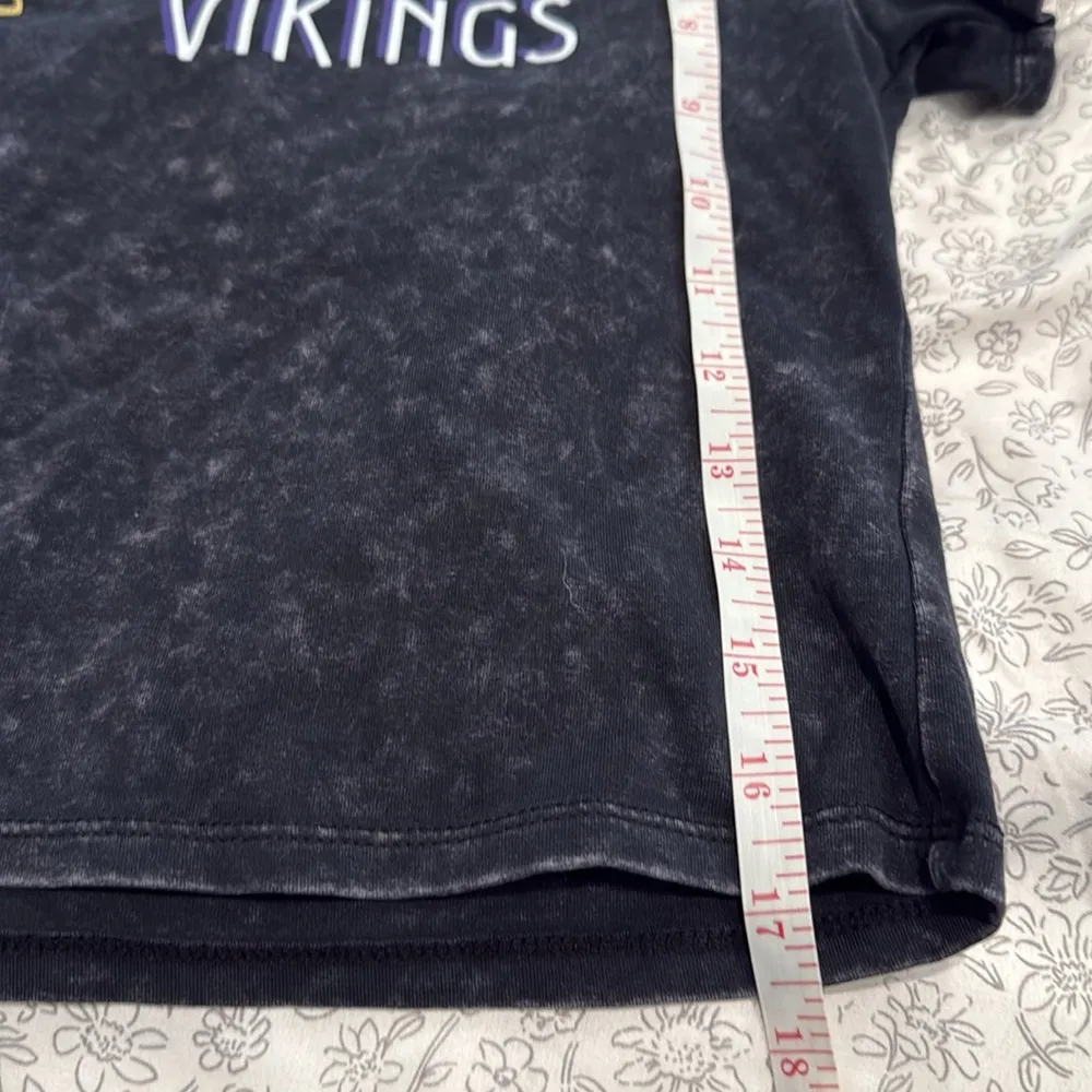 Minnesota Vikings Livi by Olivia Rae Black Stonewash Crop Baby Tee Size Medium - Image 6