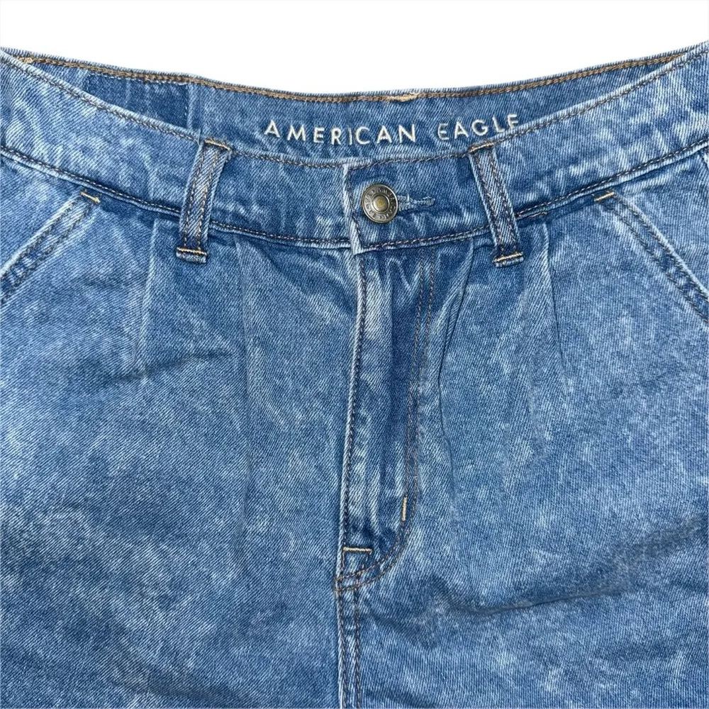 American Eagle High Waisted Pleated Mom Jean Shorts Rolled Hem Light Wash Size 2 - Image 3