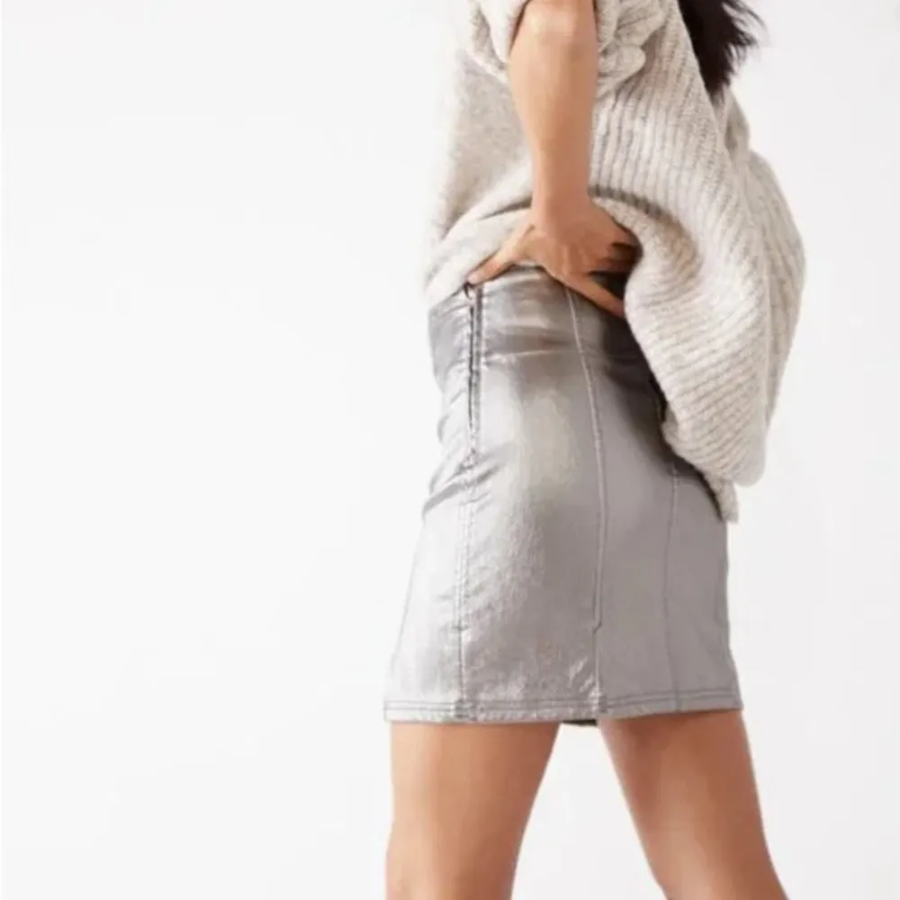 Free People Holding Onto A Dream Coated Mini Skirt Silver Size 12 NWOT - Image 3