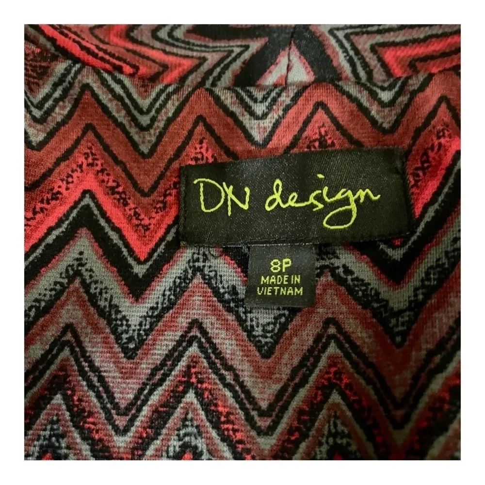DN Design Size 8
PETITE Jacket Cropped
Chevron Zig Zag Red Black
Open Front - Image 9
