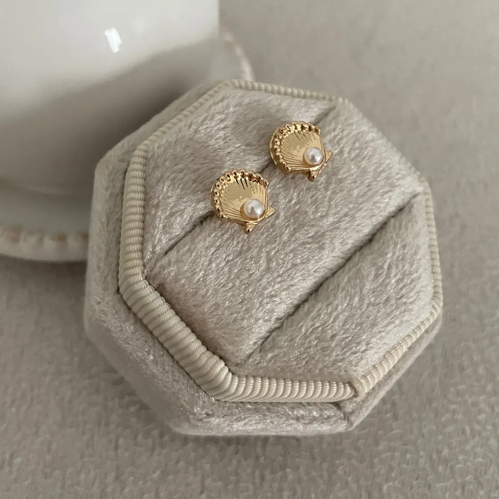 Pearl in Shell stud earrings Gold - Image 2