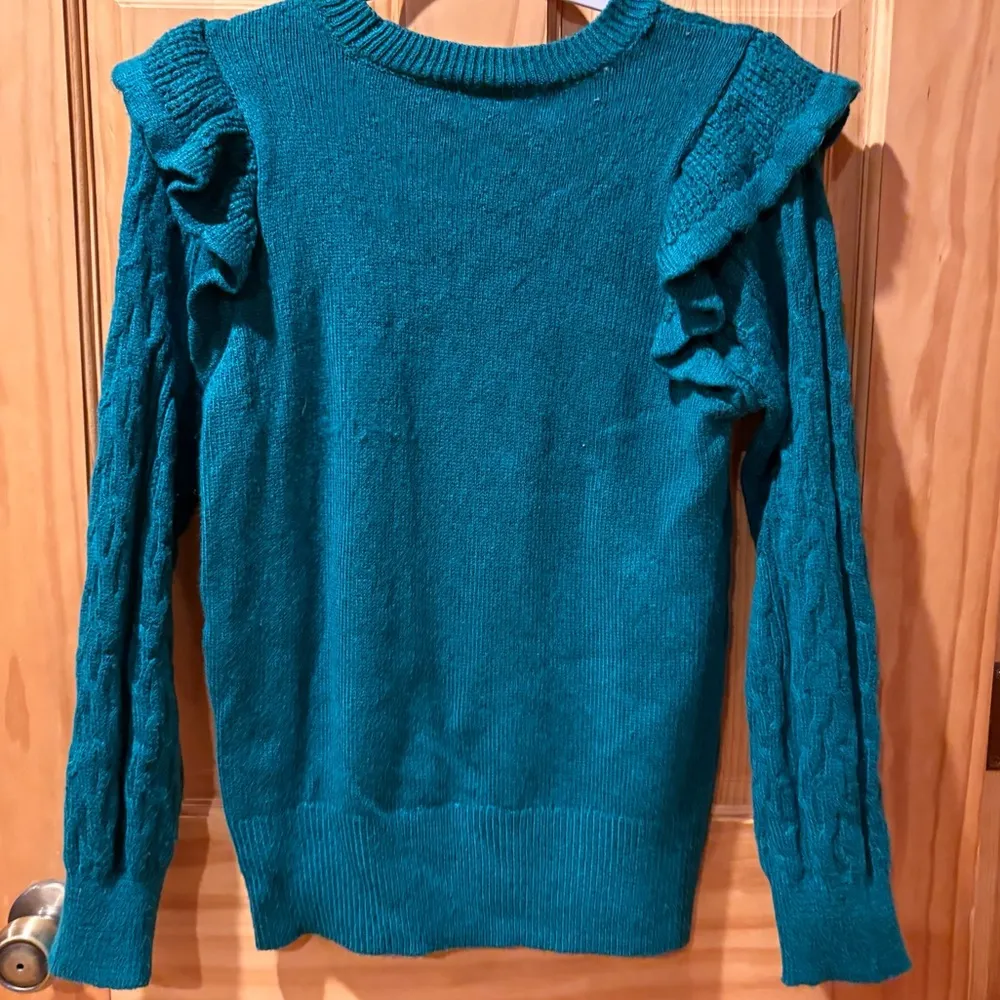 Crown & Ivy ruffle sleeve sweater size L - Image 2
