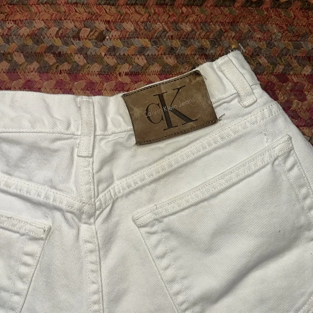 90s VTG WHITE CALVIN KLEIN CUT OFF DENIM SHORTS Size 27 - Image 4