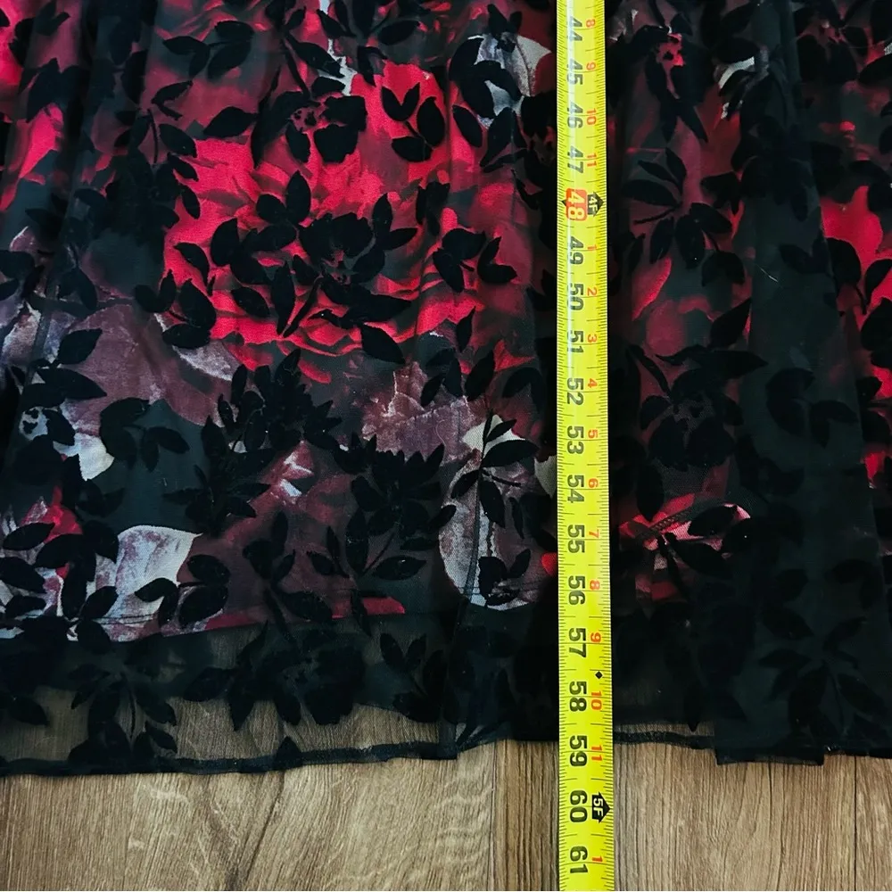 SLNY Black Red Floral Velvet Sleeveless Formal Dress 6 - Image 11