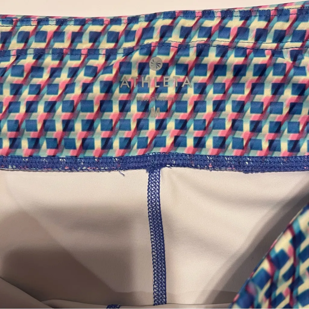 Athleta Multi Color Pink & Blue Ombre Vivid Sonar Capri‎ Leggings Size Medium - Image 5