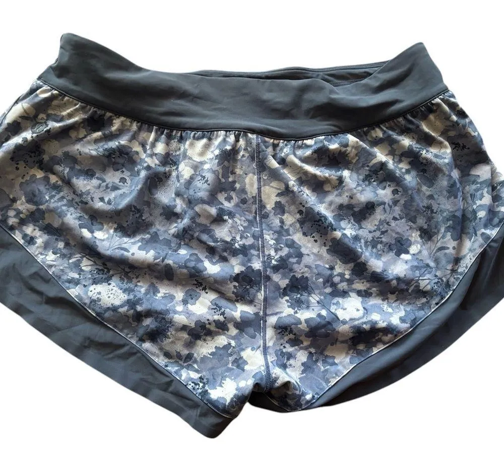 Lululemon ladies print lined  shorts size 10 blue 2" inseam great condition - Image 2