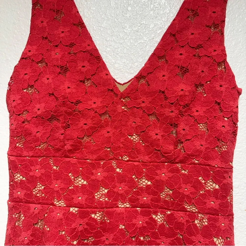 Red Sleeveless V - Image 2