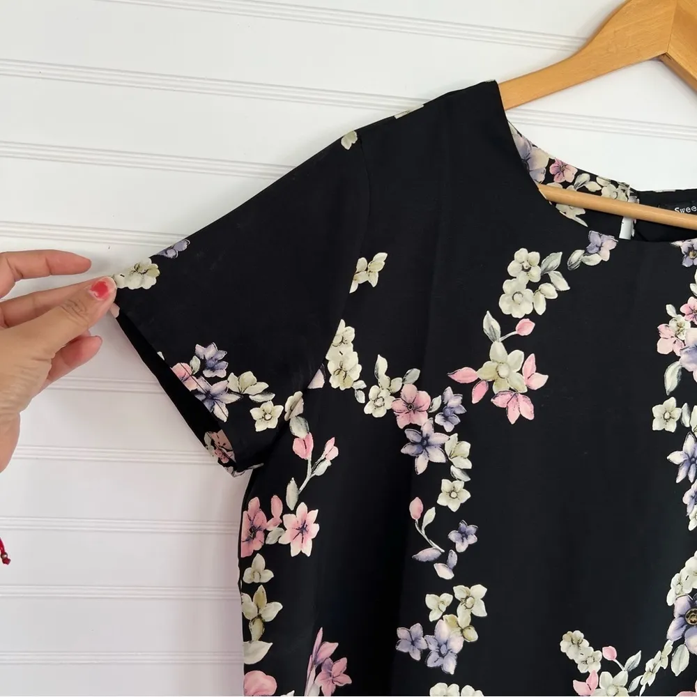 Black floral blouse Size Large by Sweet Rain - Image 3