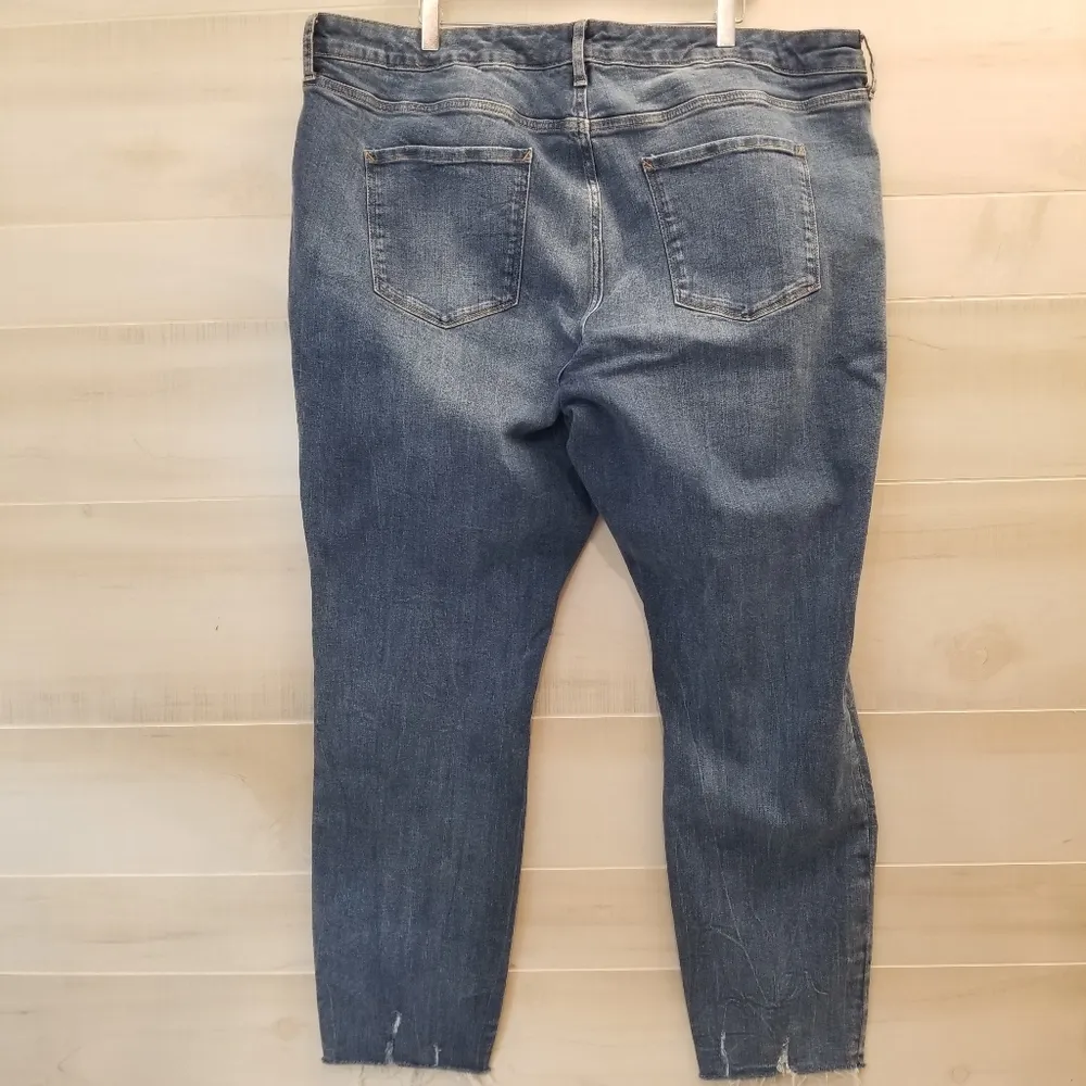 {24W} a.n.a. High Rise Curvy Skinny Raw Hem Blue Jeans - Image 4