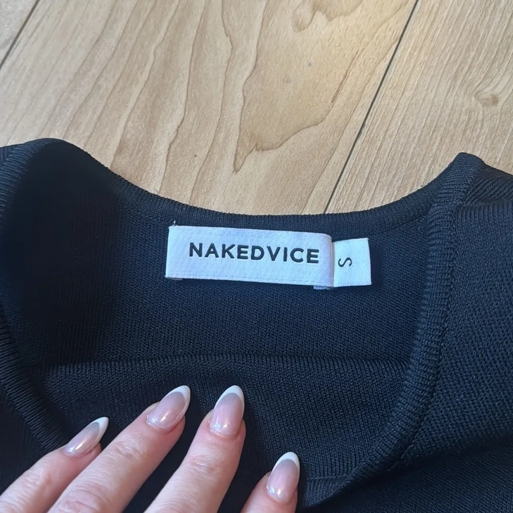 NAKEDVICE CUT OUT TOP Black - Image 2