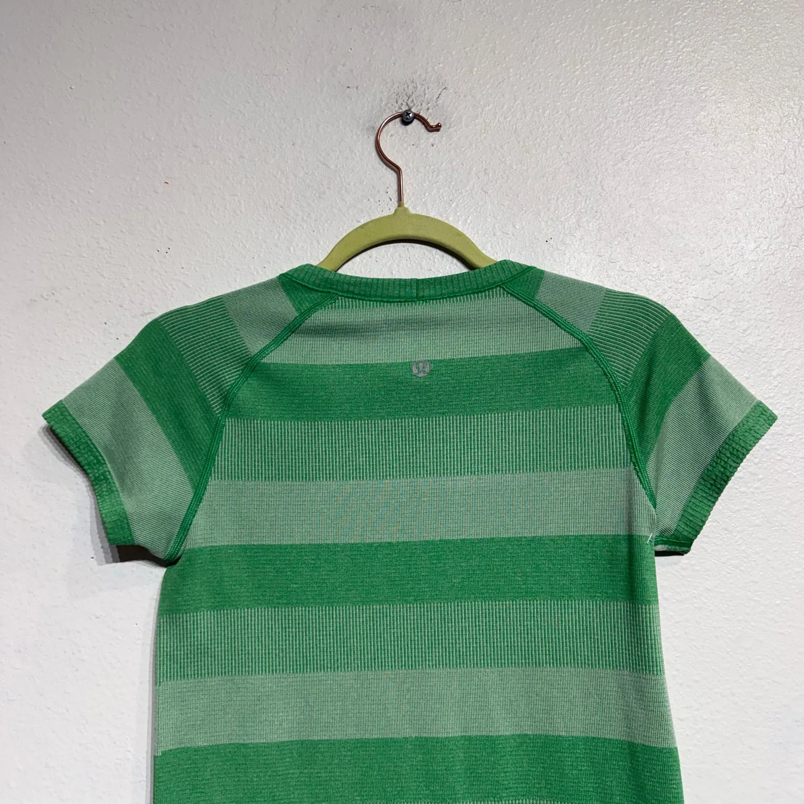 Lululemon Heathered Green Bean Run Swiftly Tech Short Sleeve Top Sz 6 - Image 7
