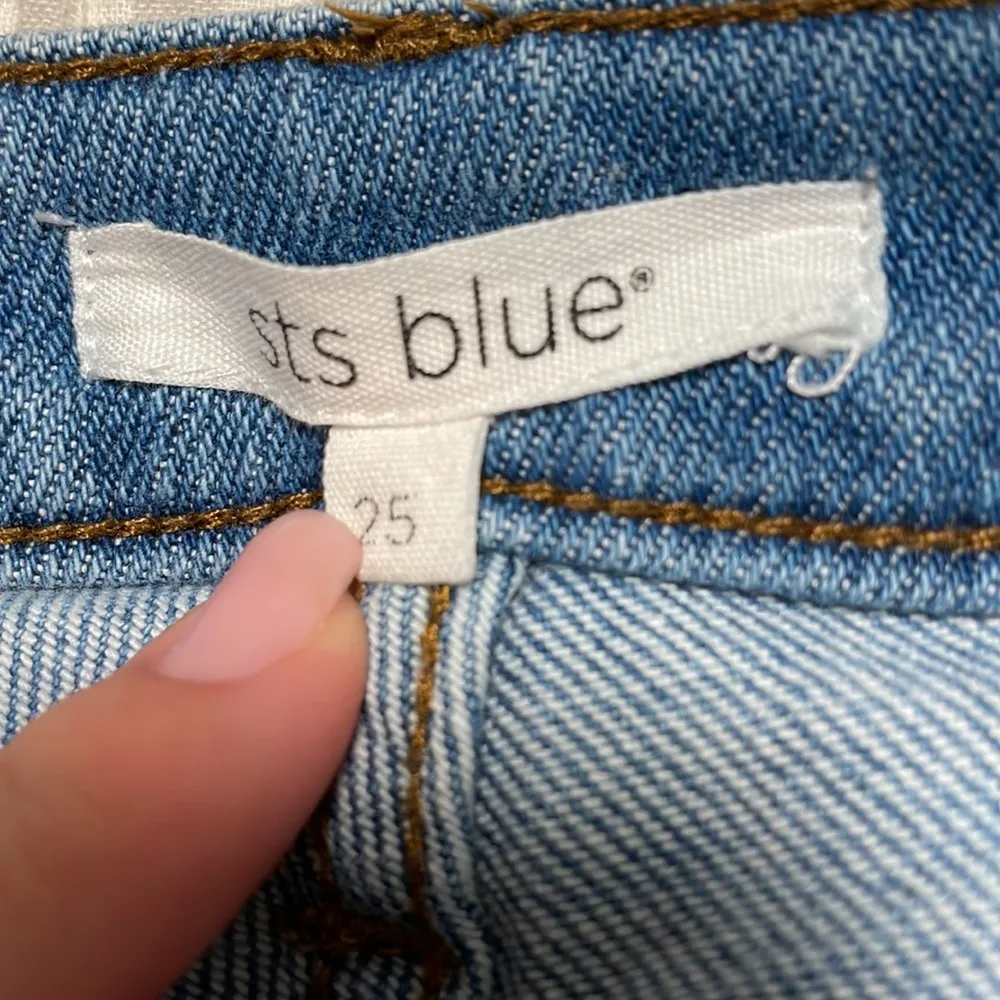 Distressed light wash jeans size: 25 - Image 3