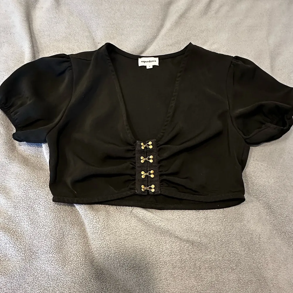 Women’s Charlie Crop Top in Black. Superdown Small. Metal Hook & Eye Puff Sleeve - Image 8