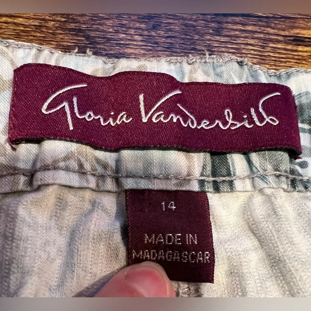 Gloria Vanderbilt | women’s paper bag style shorts. Size: 14 - Image 7