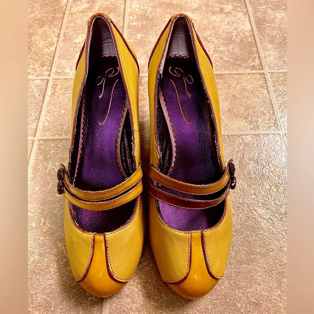 Women’s Poetic License “Love Letter” Mary Jane pumps. Size 8M Gold - Image 2