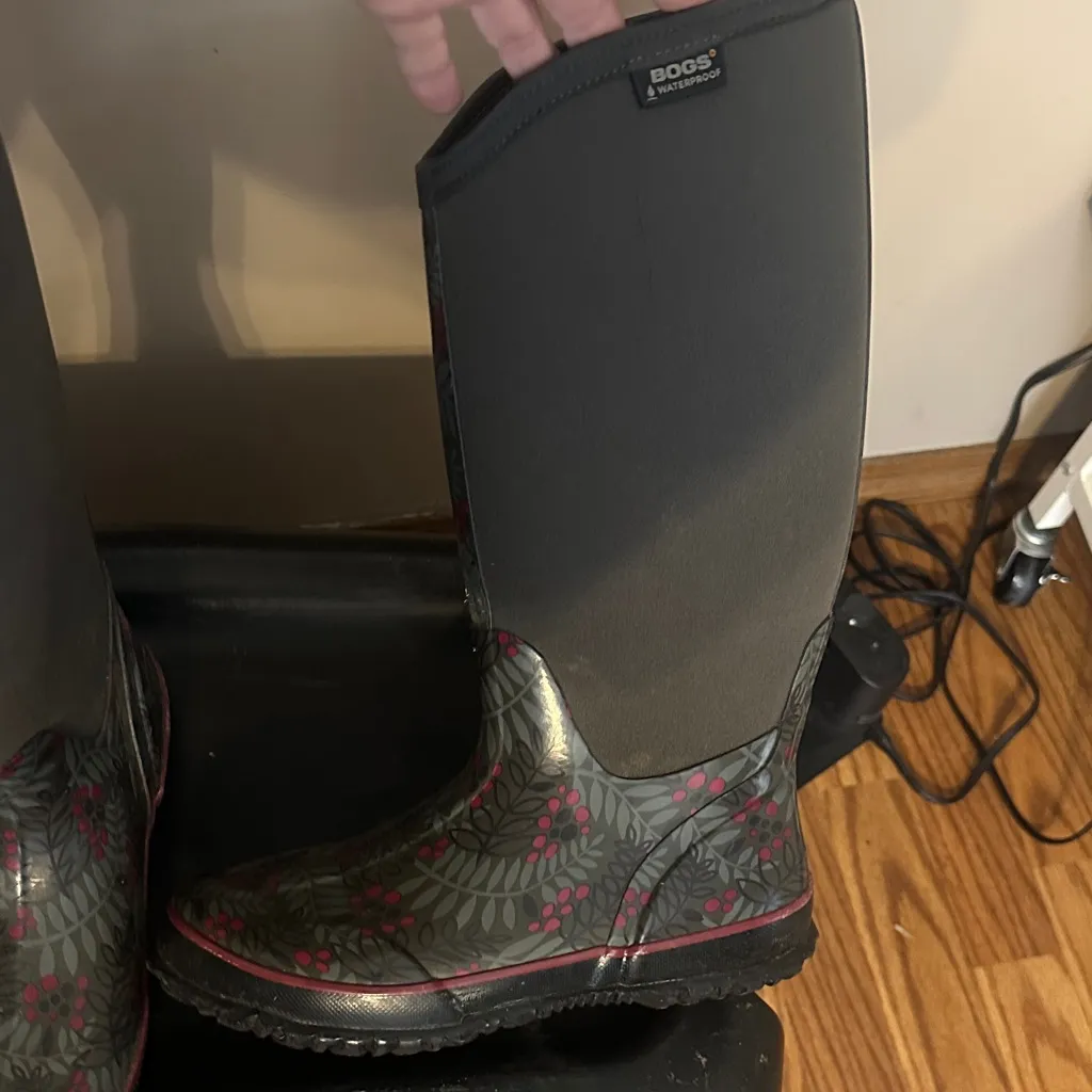 Bogs Women's Charcoal and Burgundy Winter Boots Gray Size 6 - Image 8