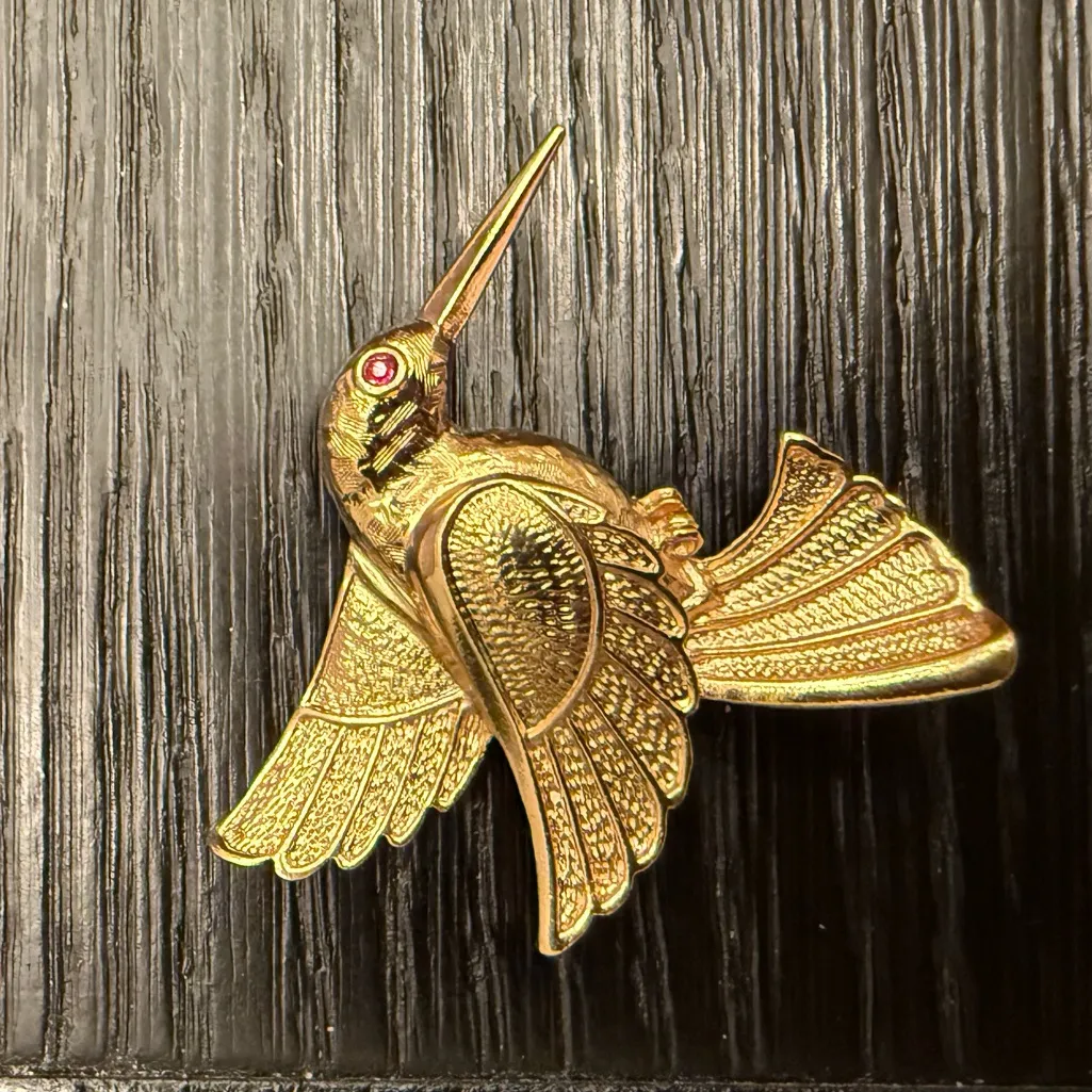Vintage AVON 1990 Gold Tone Hummingbird Brooch Bird Pin - Image 2