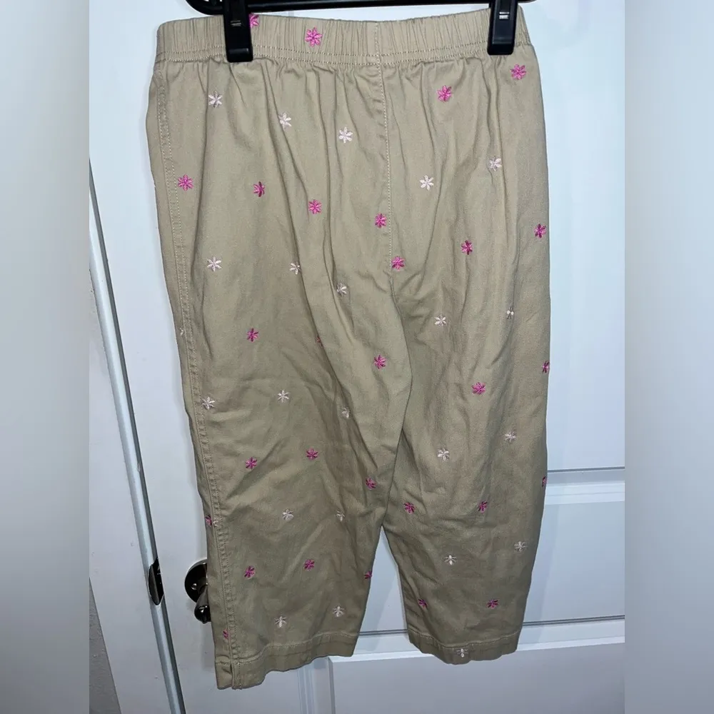 White Stag Khaki Crop Below-The-Knee Embroidery Y2K Pink Flower CapriPants Size8 - Image 4