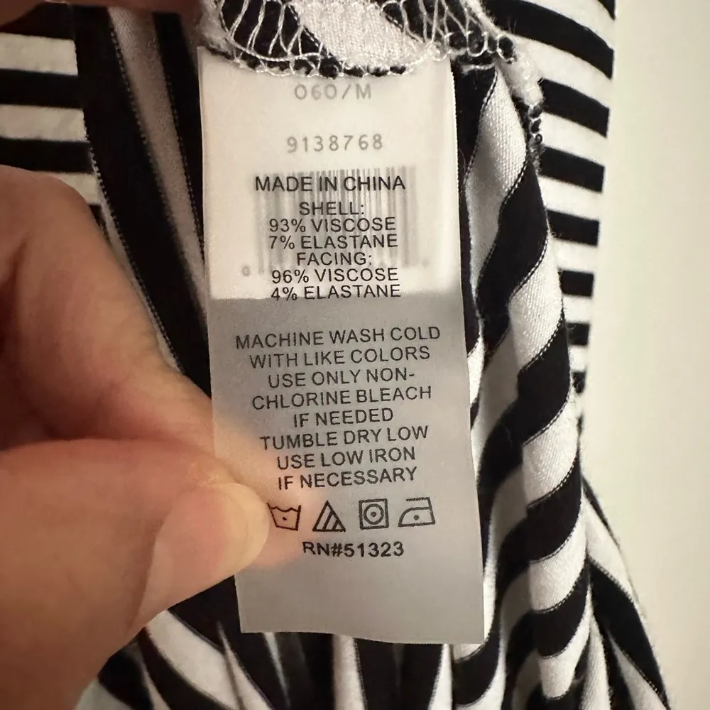 VINCE CAMUTO BLACK WHITE STRIPES RUSHED LONG DRESS. - Image 6