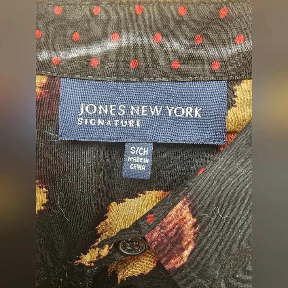 Jones New York Signature Black and Red Floral Button Down Shirt Size S - Image 4