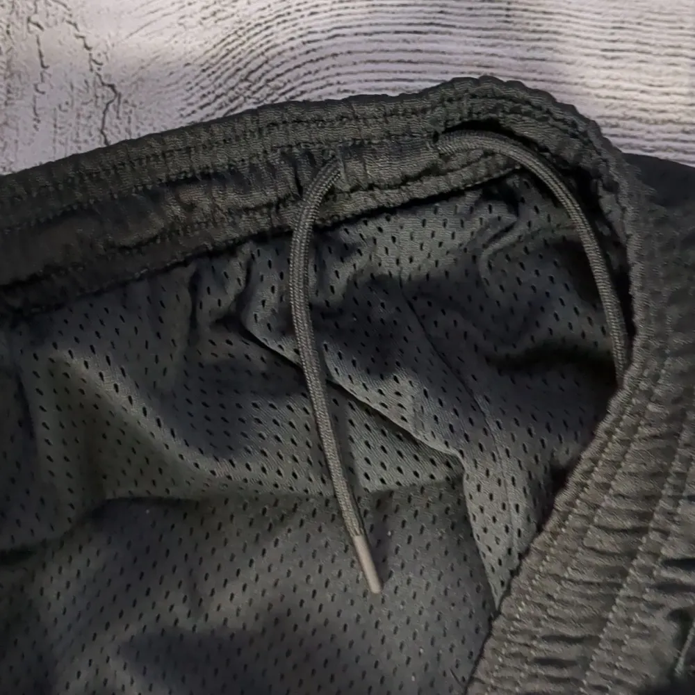 black red mesh standard fit basketball shorts size 1X - Image 8