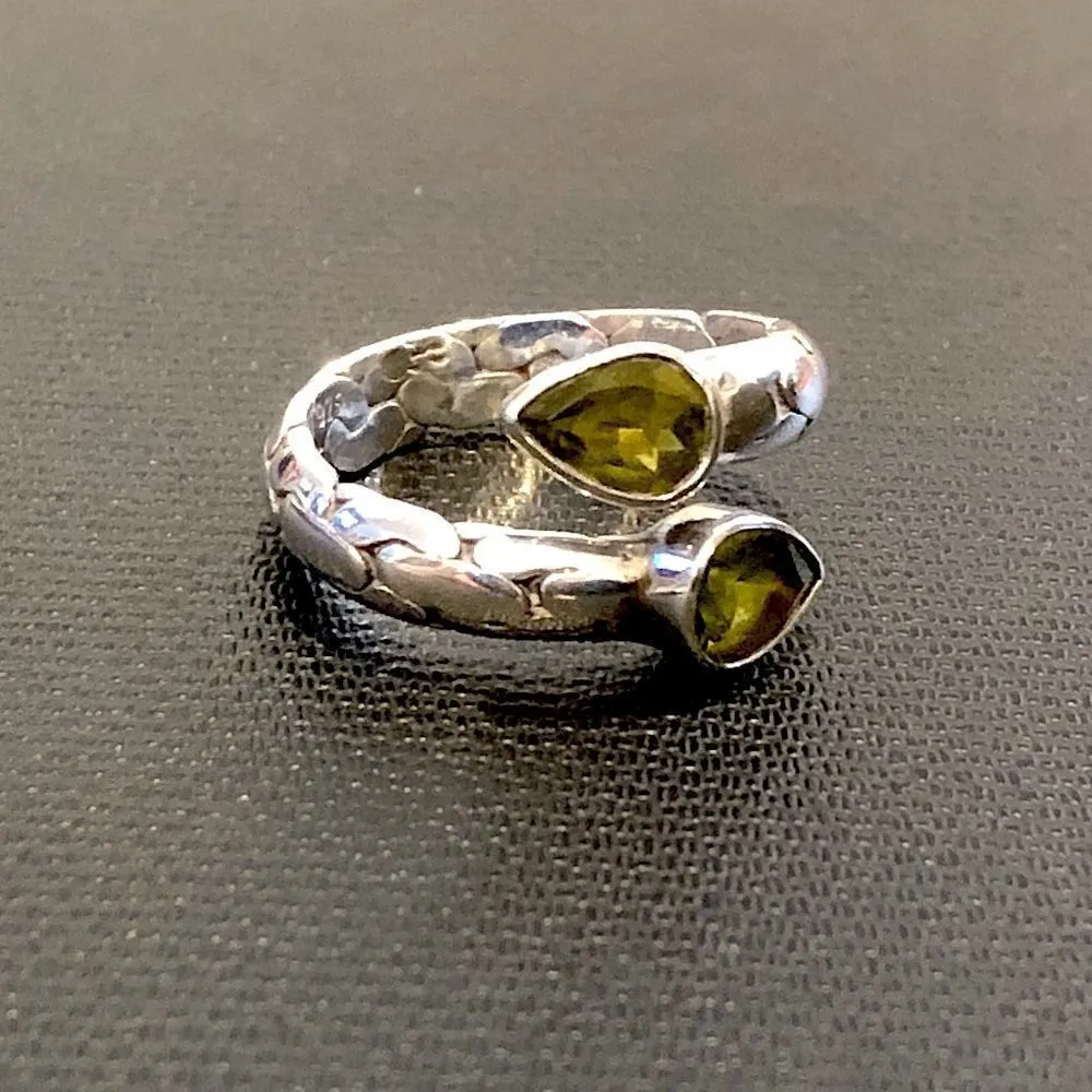 Faceted Peridot Sterling Silver Pebble Pattern Vintage Bypass Ring Sz 7 - Image 10