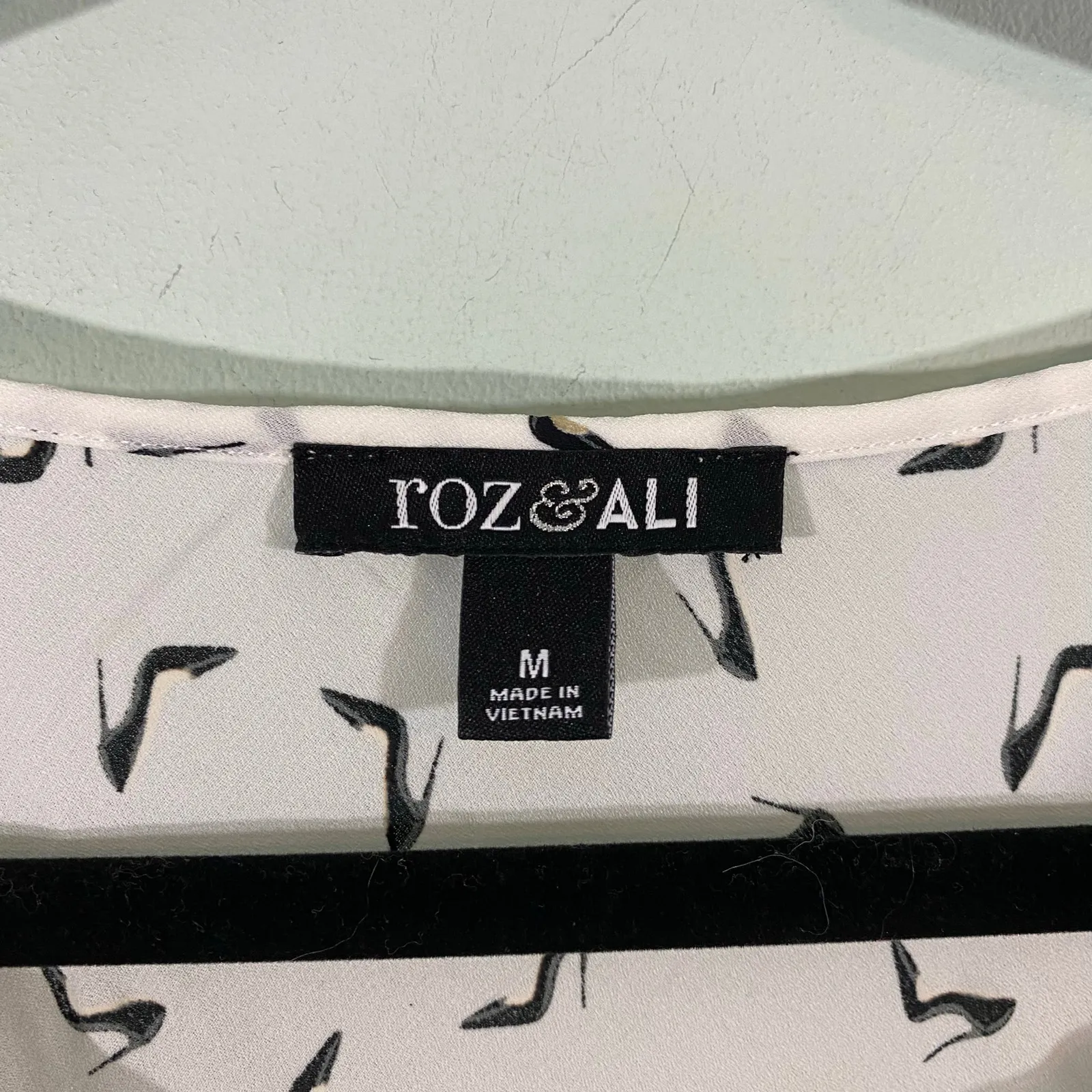 Roz & Ali Women White Stilettos Heels Graphics Quarter Sleeve Blouse Size M - Image 4