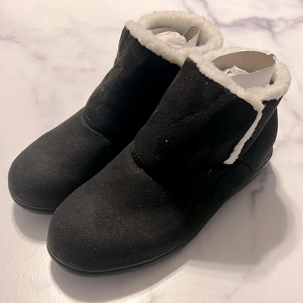 Hannah Sherpa Lined Faux Leather Ankle Booties in Black, Size 6W New w/Tag Black - Image 3