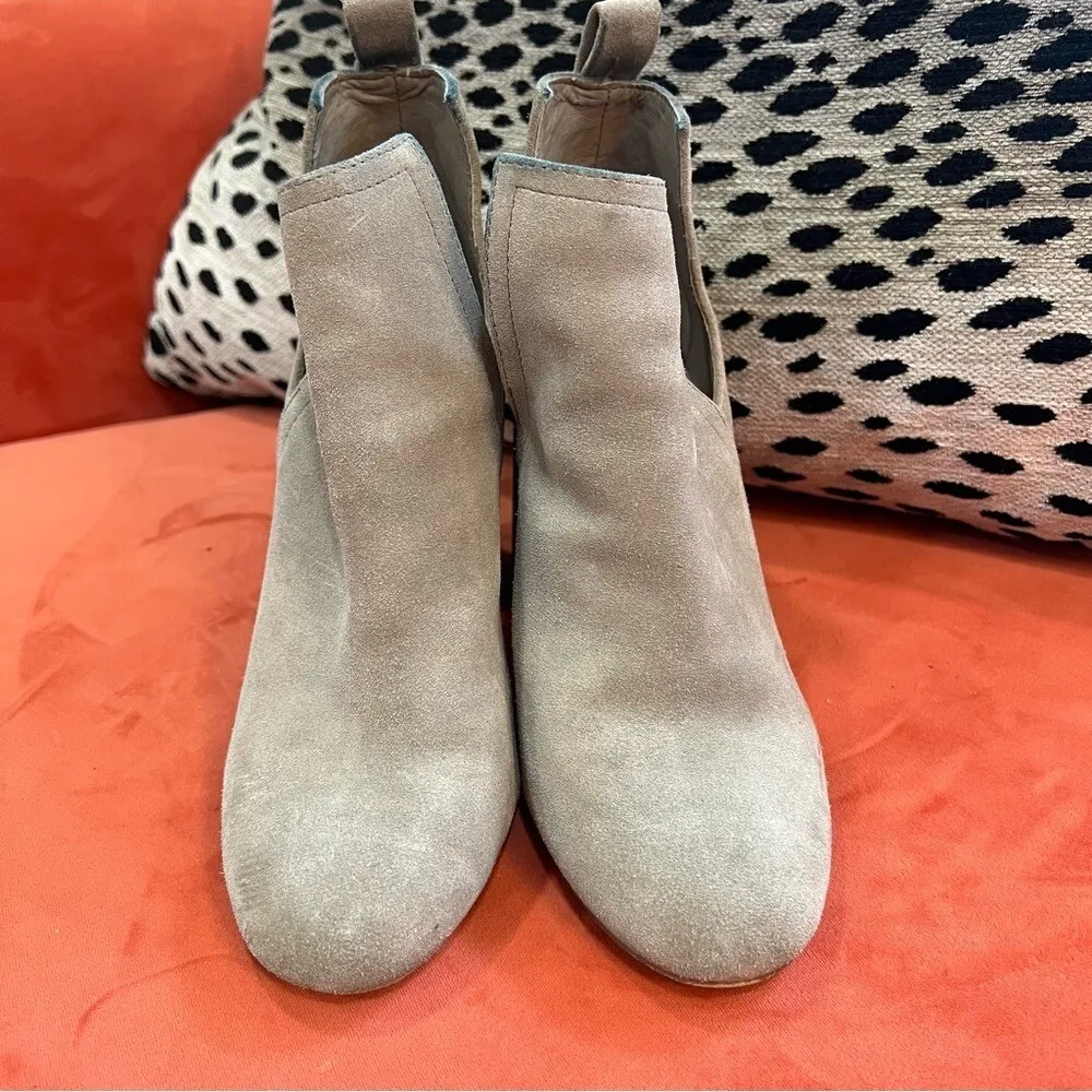 Vintage Steve Madden Norelle Suede Block Heel Booties Taupe Quiet Luxury 6M - Image 3