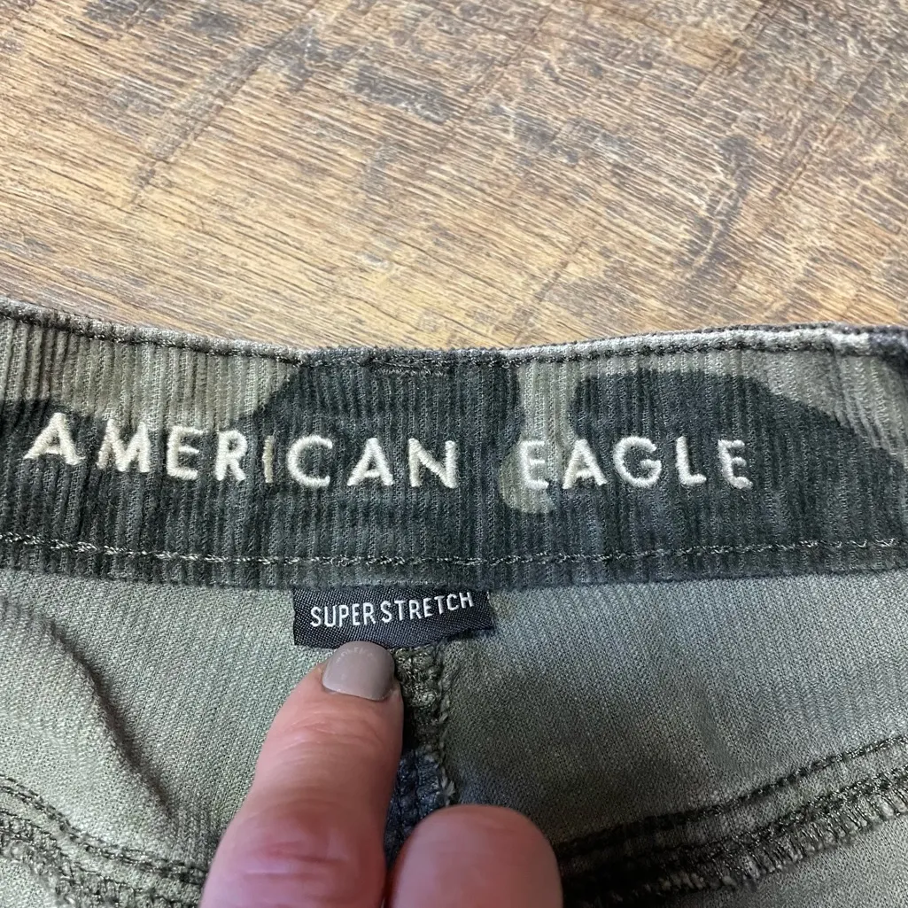 American Eagle Green Camo Corduroy Super Stretch Mom Jean Pants Womens Size 6 - Image 5