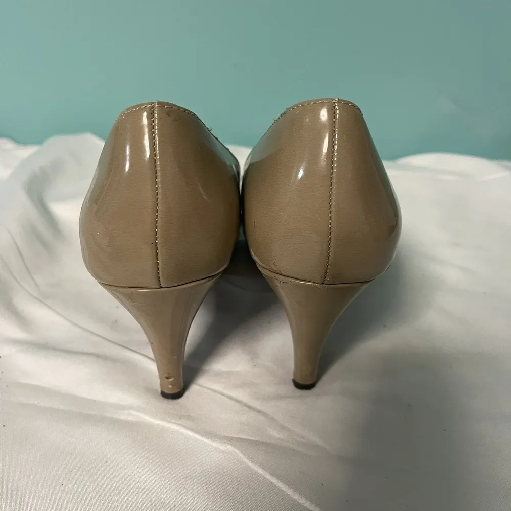 Bandolino HighHeel Shoes 8.5 M, Womens Peek Toe Pumps Beige Patent Leather S-355 - Image 4