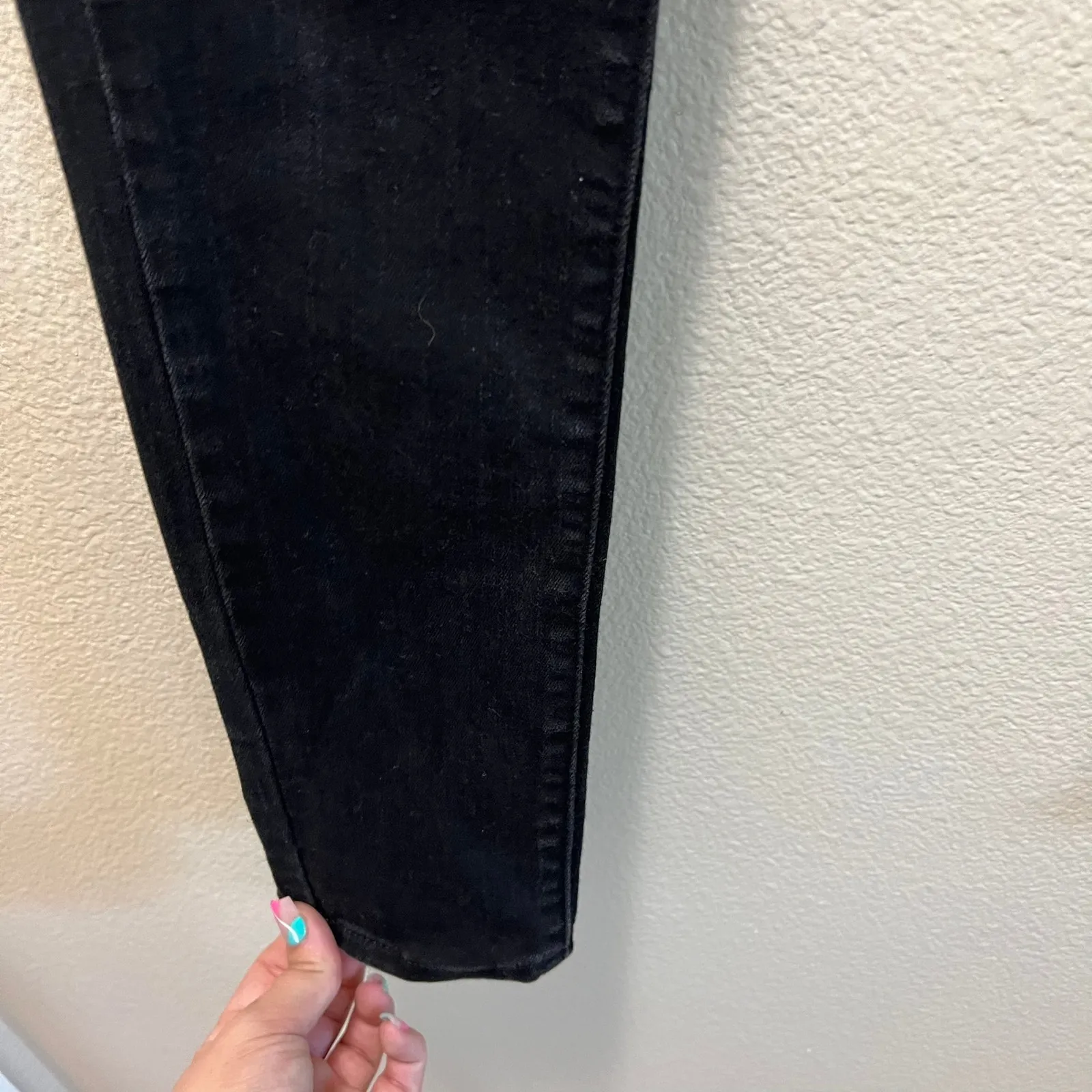 Levi's 711 Skinny Jeans Black Denim Cotton Stretch Mid-Rise Dark Wash Sz 26 - Image 4