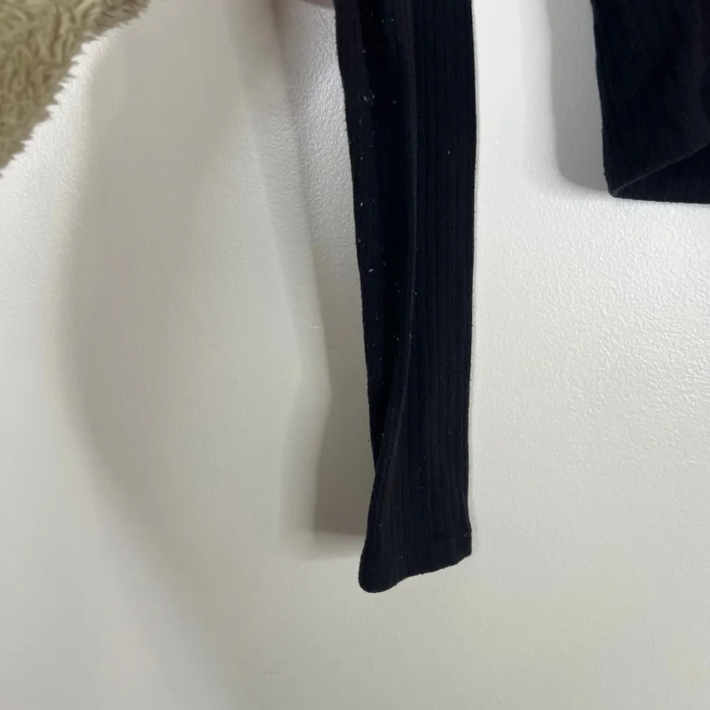 Abercrombie & Fitch Ribbed Knit Criss Cross Surplice Front Cropped Long Sleeve - Image 2