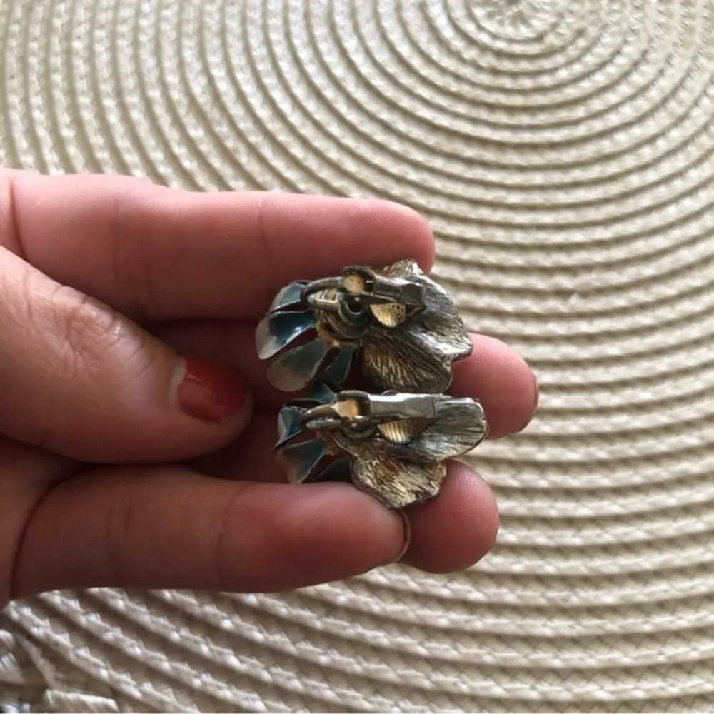 Vintage 3D Flower Design ClipOn Earrings - Image 7