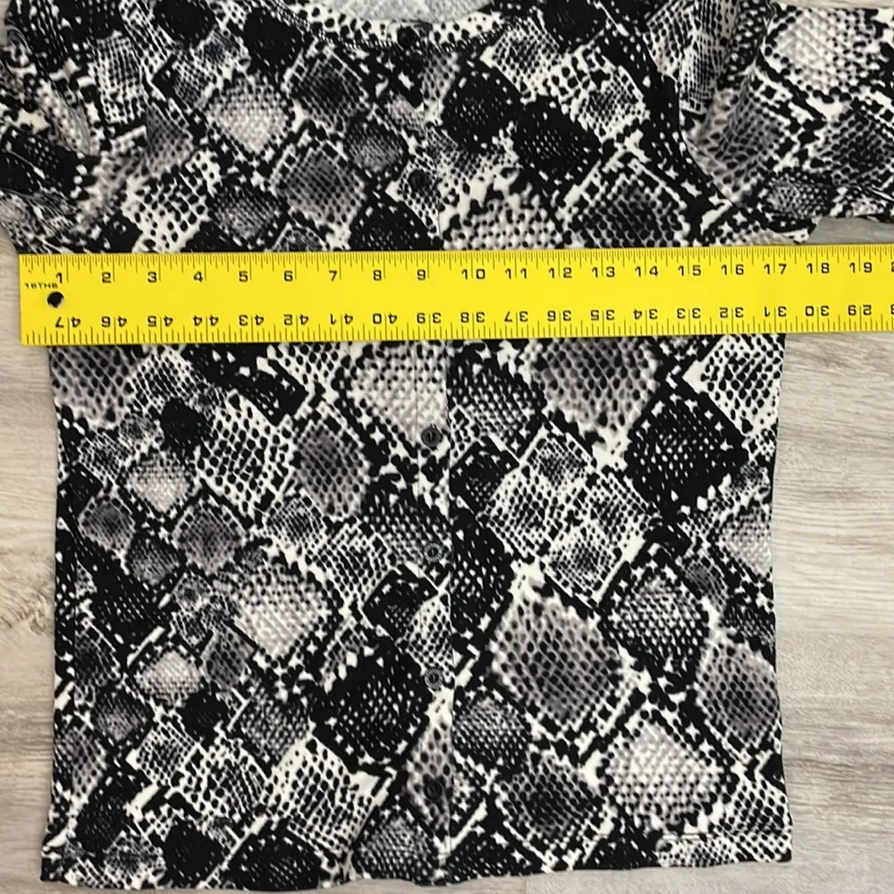 Black, White, Gray Snakeskin Cardigan Sweater Button Front 3/4 Sleeve S - Image 7