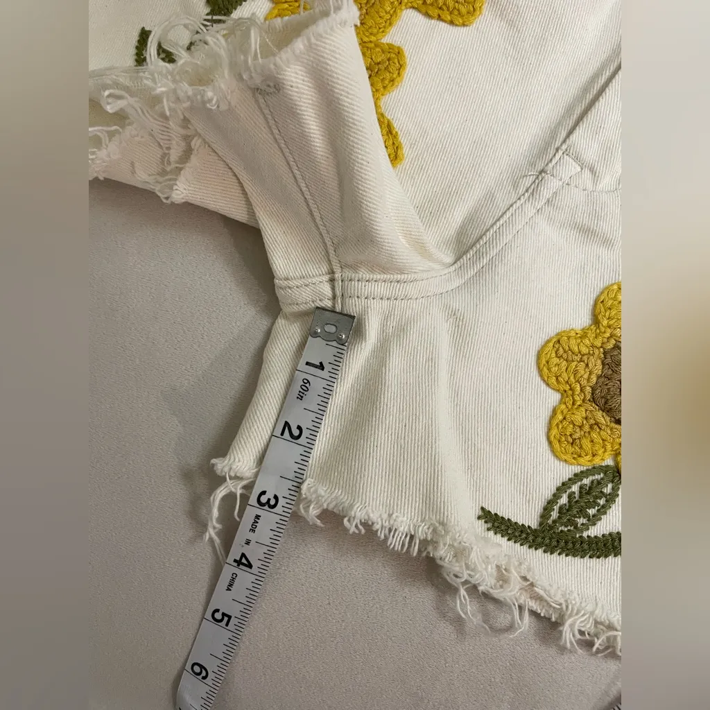 BlankNYC NWT The Reeve High Rise Ribcage Floral Embroidered Vintage White Shorts - Image 9