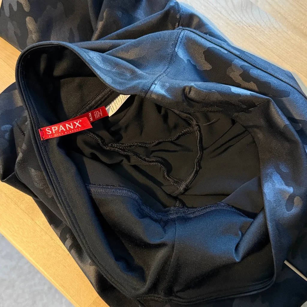 Spanx Mid-Rise 20185R Faux Leather Matte Black Camo Leggings, M $110 - Image 9