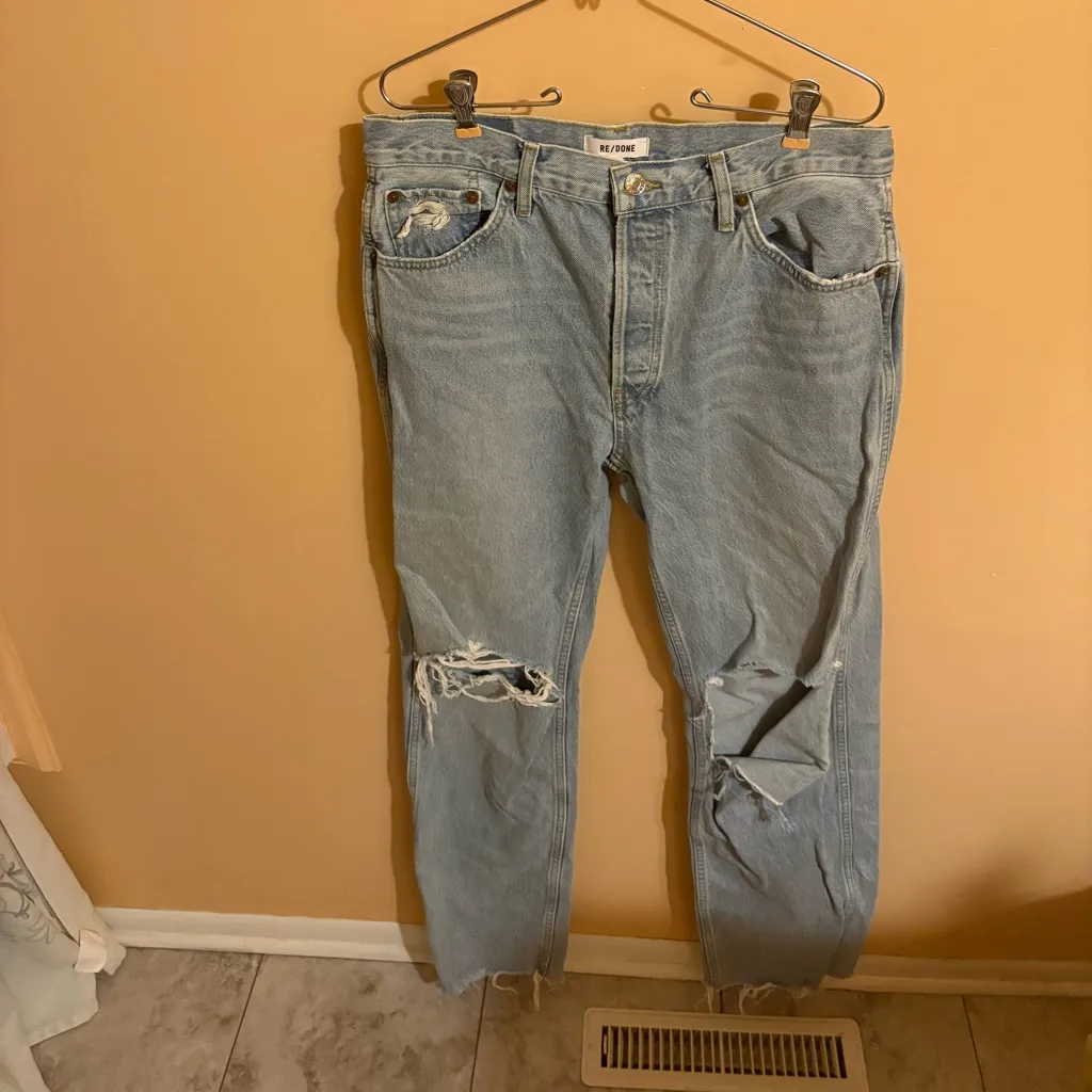 Re/Done 90s High Rise Loose Jeans in Breezy Indigo with Rips - Image 4