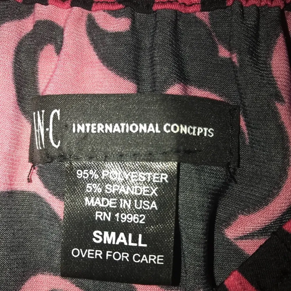 INC INTERNATIONAL CONCEPTS RED BLACK TAPESTRY PRINT TOP SMALL - Image 3