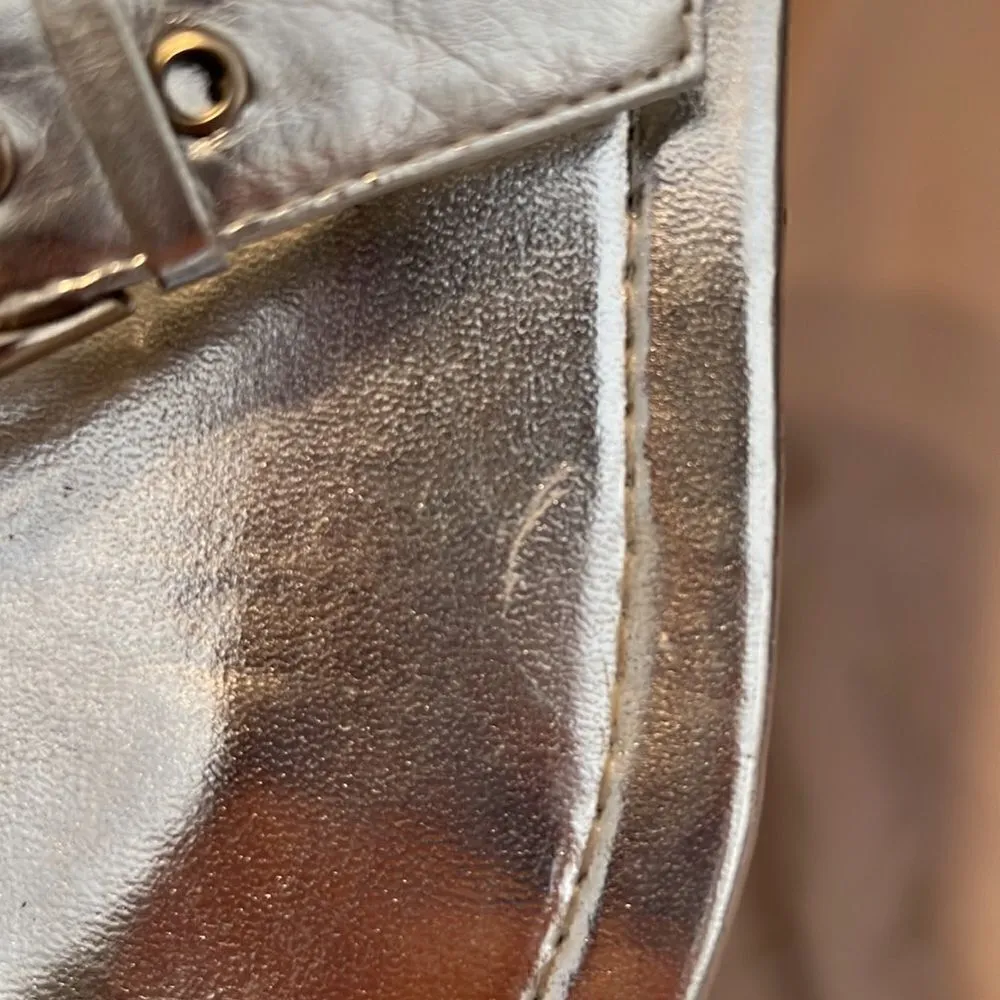 JENI silver flip flops w/adjustable buckle worn 4x GUC Silver Size 6 - Image 4