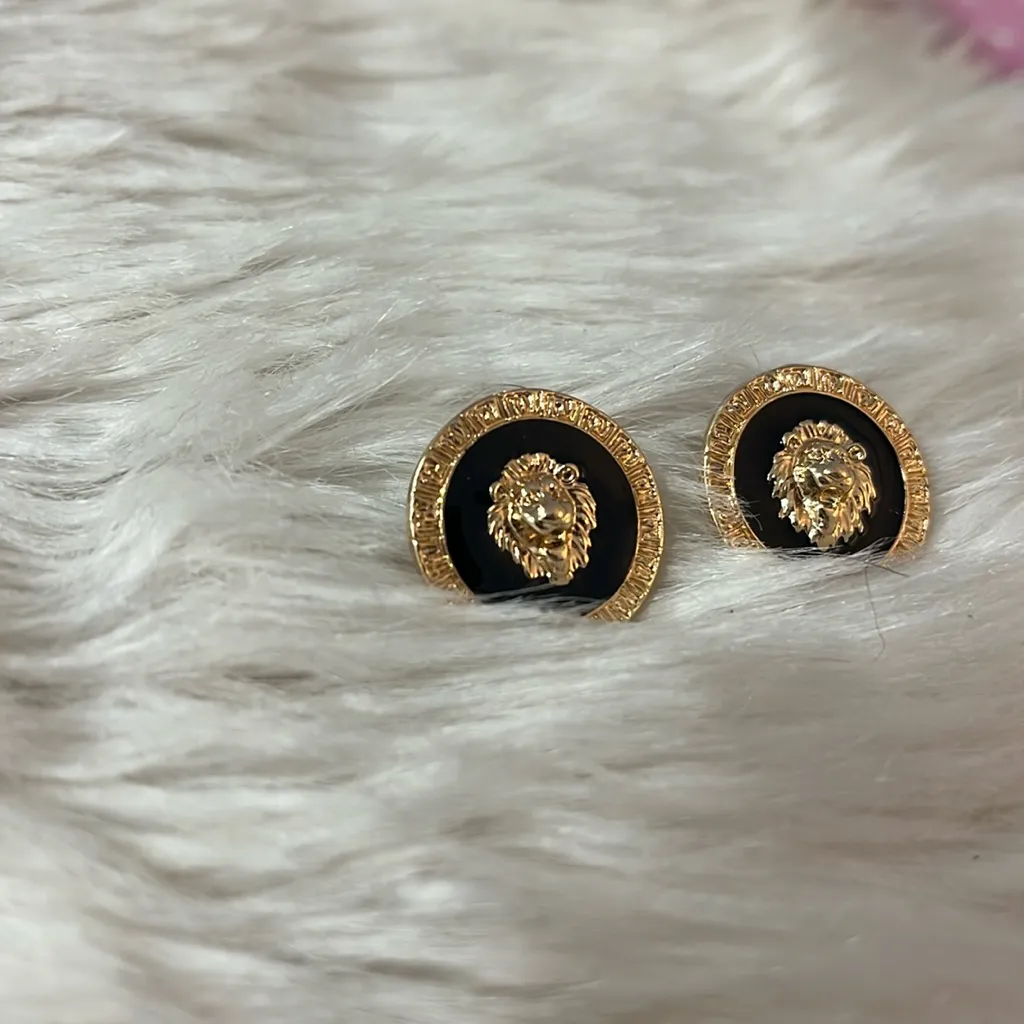 Final! GORGEOUS Gold and Black Lion Head Earrings - Image 3