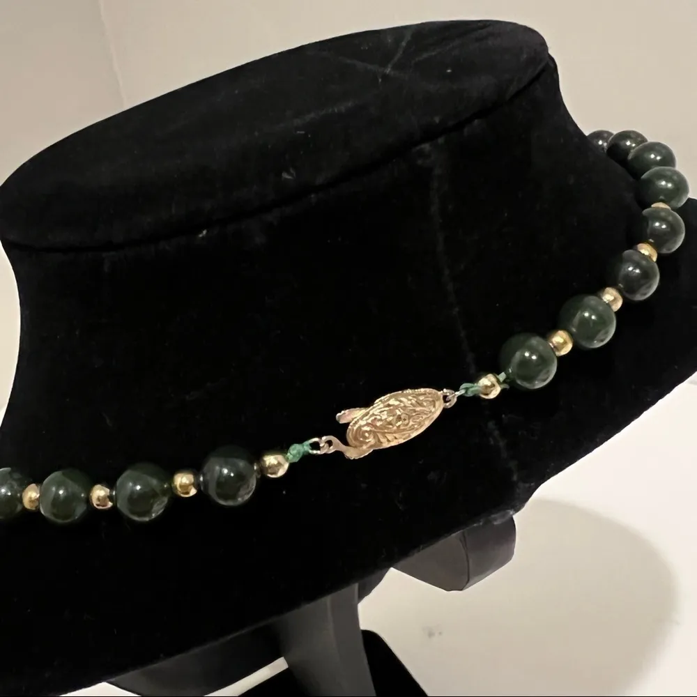 Vintage Chalcedony dark green beads short 8” necklace, unbranded - Image 6