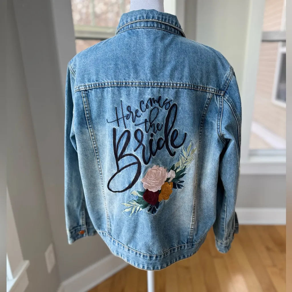 Three Two One Here Comes the Bride Floral Embroidered Denim Jean Jacket Sz Large Blue - Image 13