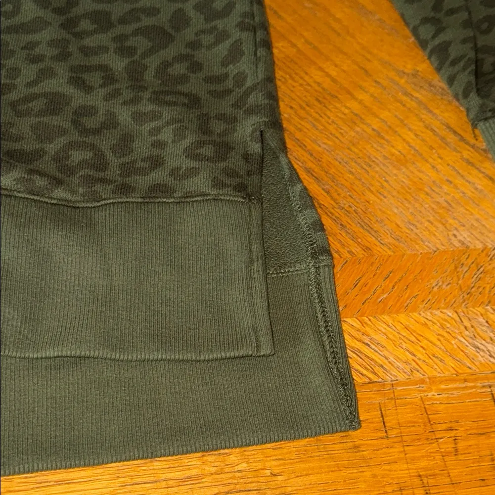 Time and Tru Green Crew Neck Sweater Timeless Knit Design Size undefined - Image 5